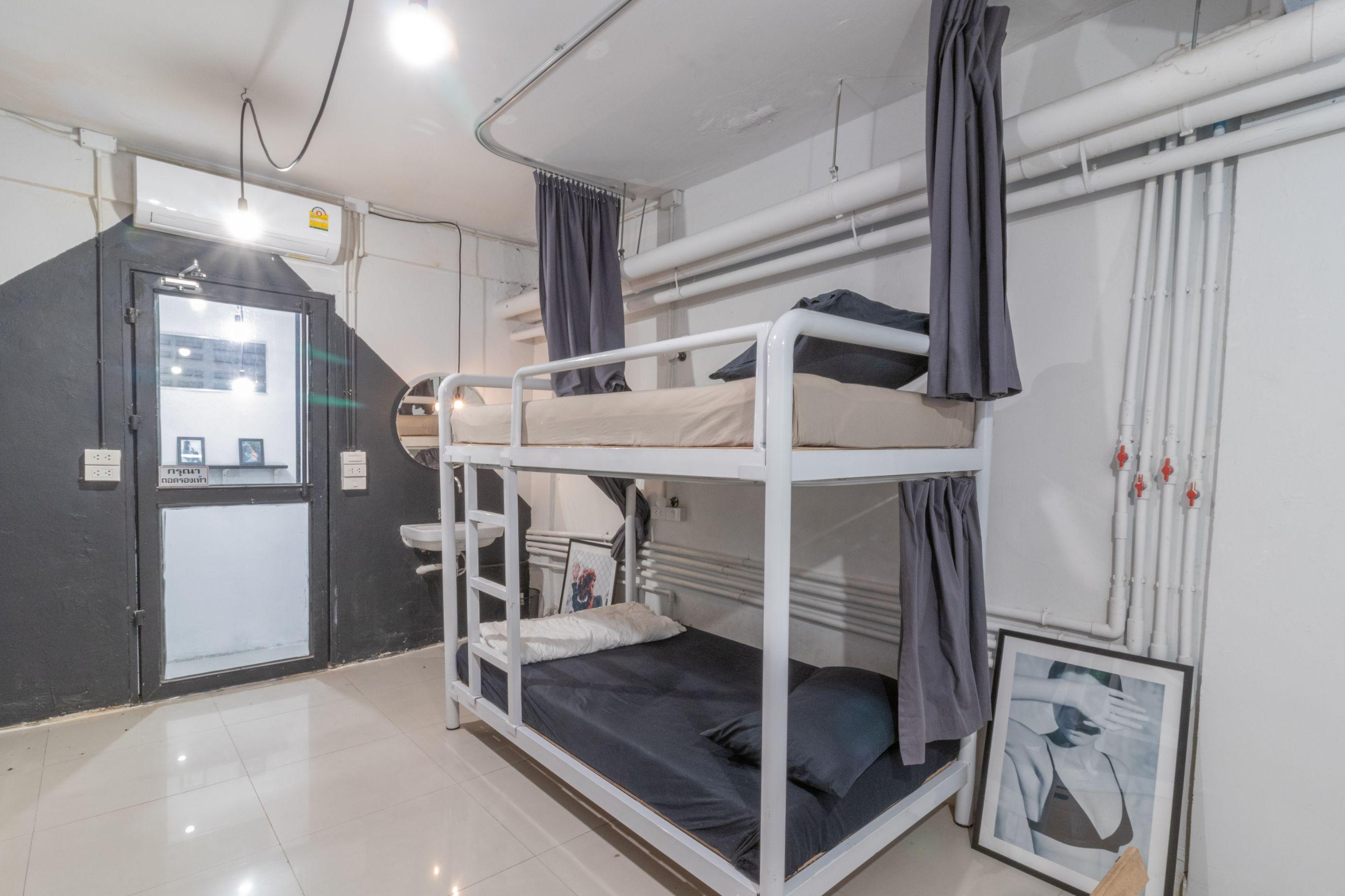 Beige Poshtels + Netflix Hostel Bangkok Ngoại thất bức ảnh