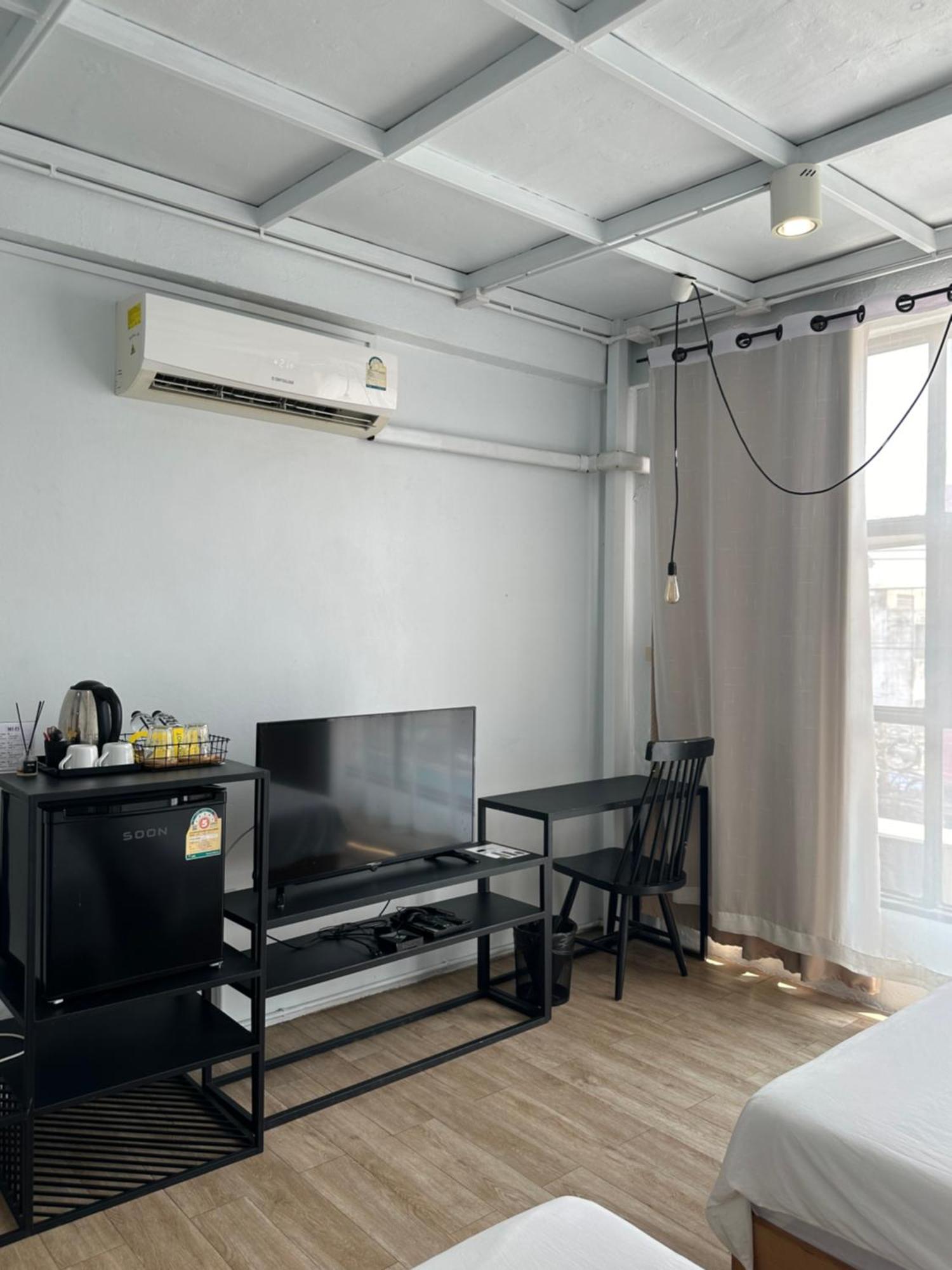 Beige Poshtels + Netflix Hostel Bangkok Ngoại thất bức ảnh