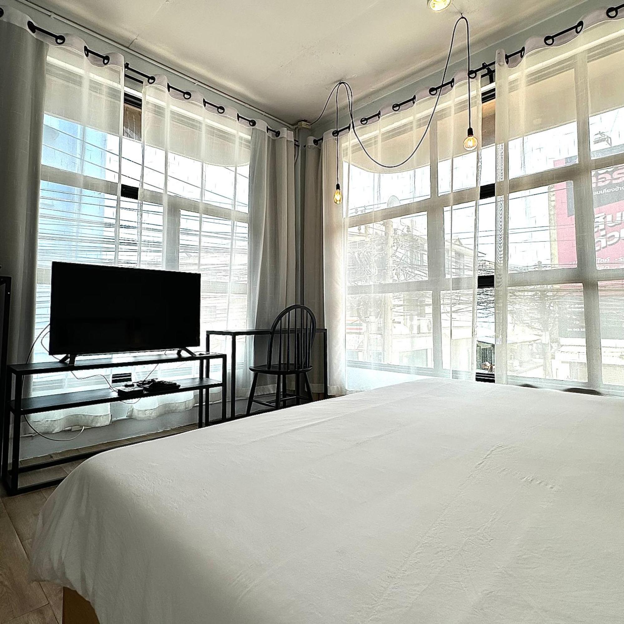 Beige Poshtels + Netflix Hostel Bangkok Ngoại thất bức ảnh