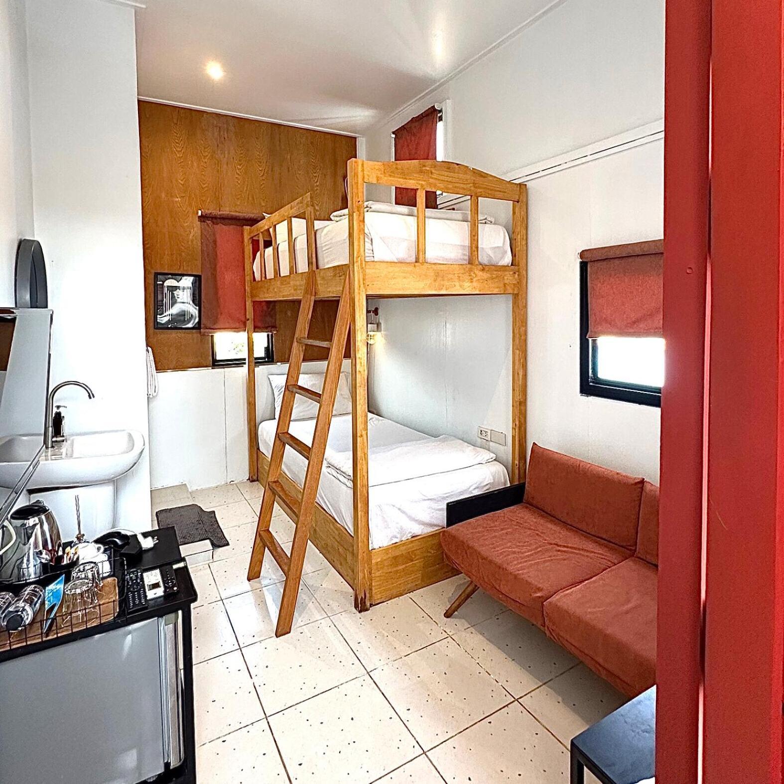 Beige Poshtels + Netflix Hostel Bangkok Ngoại thất bức ảnh