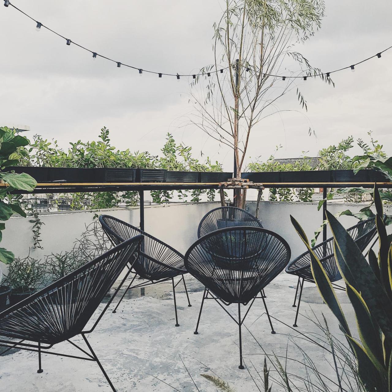 Beige Poshtels + Netflix Hostel Bangkok Ngoại thất bức ảnh