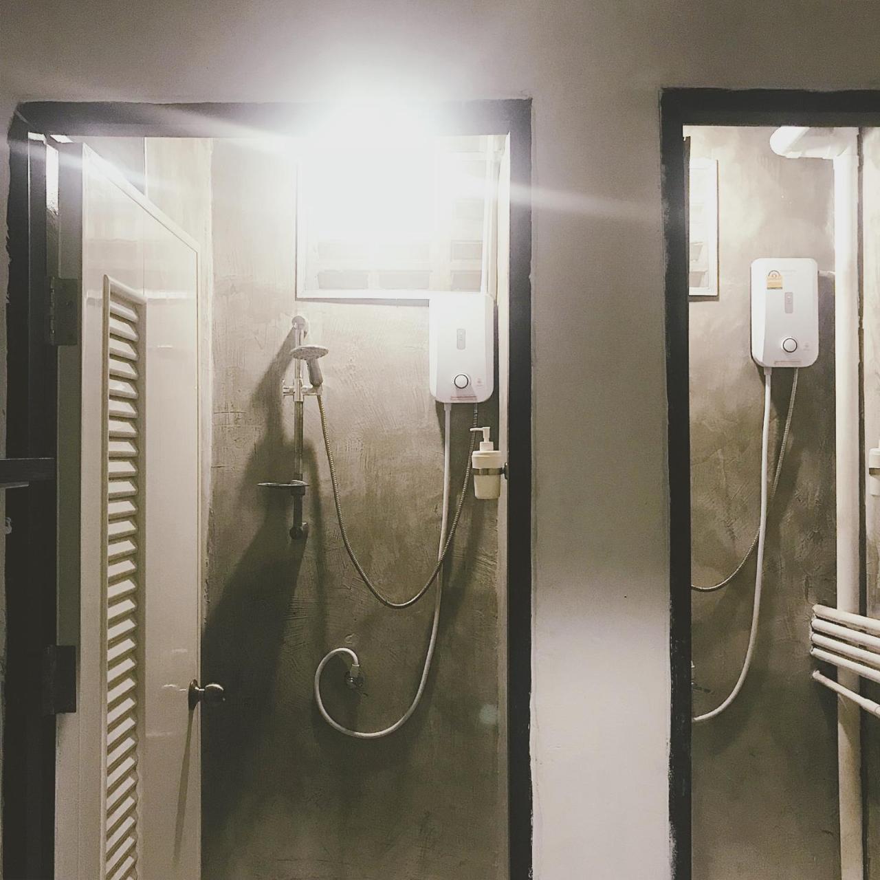 Beige Poshtels + Netflix Hostel Bangkok Ngoại thất bức ảnh